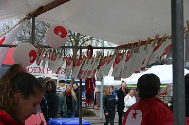 Tientallen kaartjes met wensen aan de waslijn.